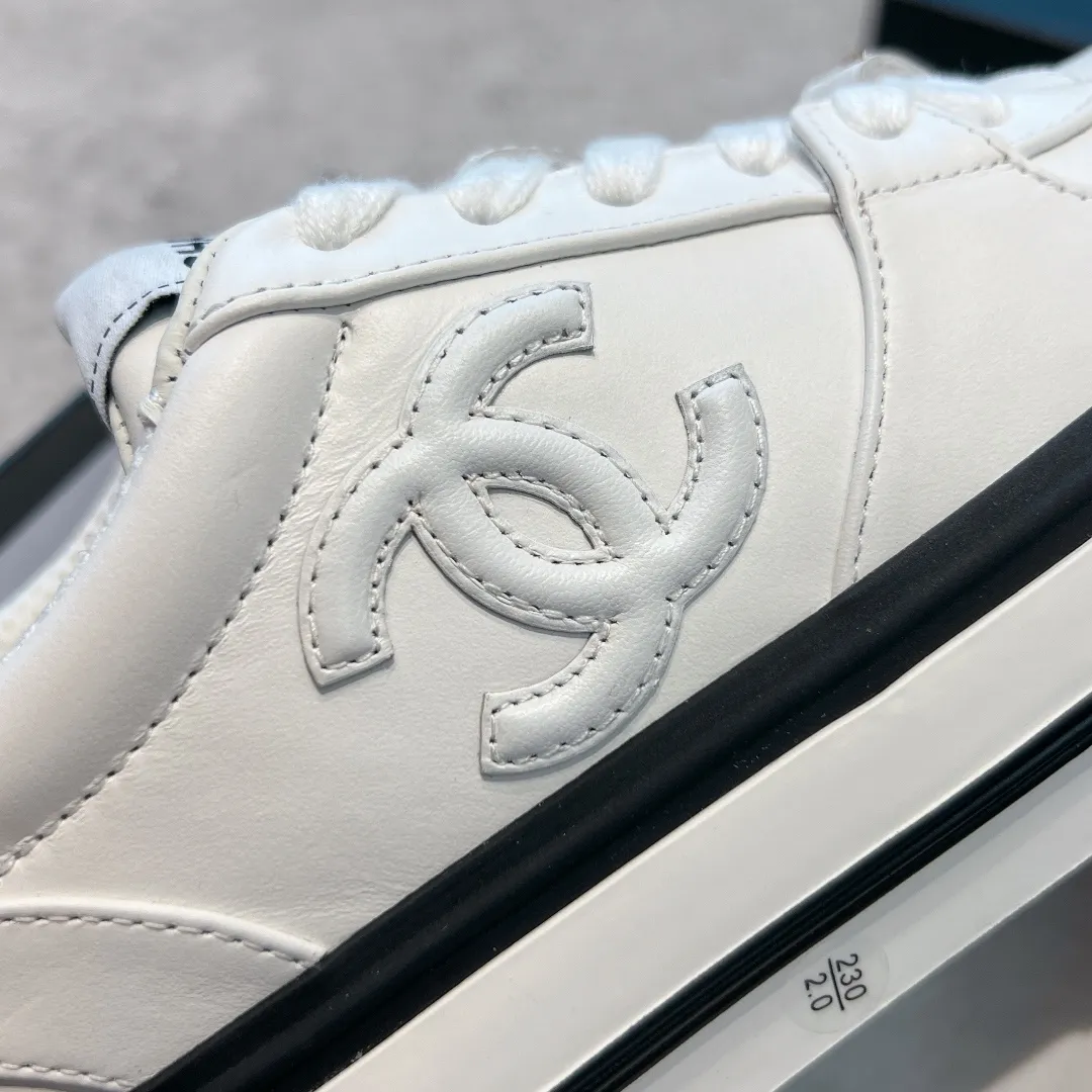 👟👟Ex-factory price 520👟👟 Chanel 23b new panda shoes C's new casual white shoes sneakers There is a reason why these shoes are so popular 🔥 They are so comfortable. They are a shoe that coexists with comfort, beauty and versatility. You can easily walk ten thousand or twenty thousand steps without any pressure. The original development last shape is delicate and stylish, and you are not afraid of wide feet. It will not make your feet fat, and it looks good and comfortable on your feet! It feels very light on the feet! Comfortable and breathable! Super whitening‼ ️It’s really a perfect match. Upper: first-layer cowhide/➕sheepskin lining. Exclusive 1:1 original customization [different from market currency‼ ️】The foot pads are made of imported mixed sheepskin, which is breathable and comfortable! ✔ T👟👟Ex-factory price U outsole exclusive original development private model! Differentiating the market rubber outsole‼ ️✔ Size: 35-39 (40 orders cannot be returned or exchanged)